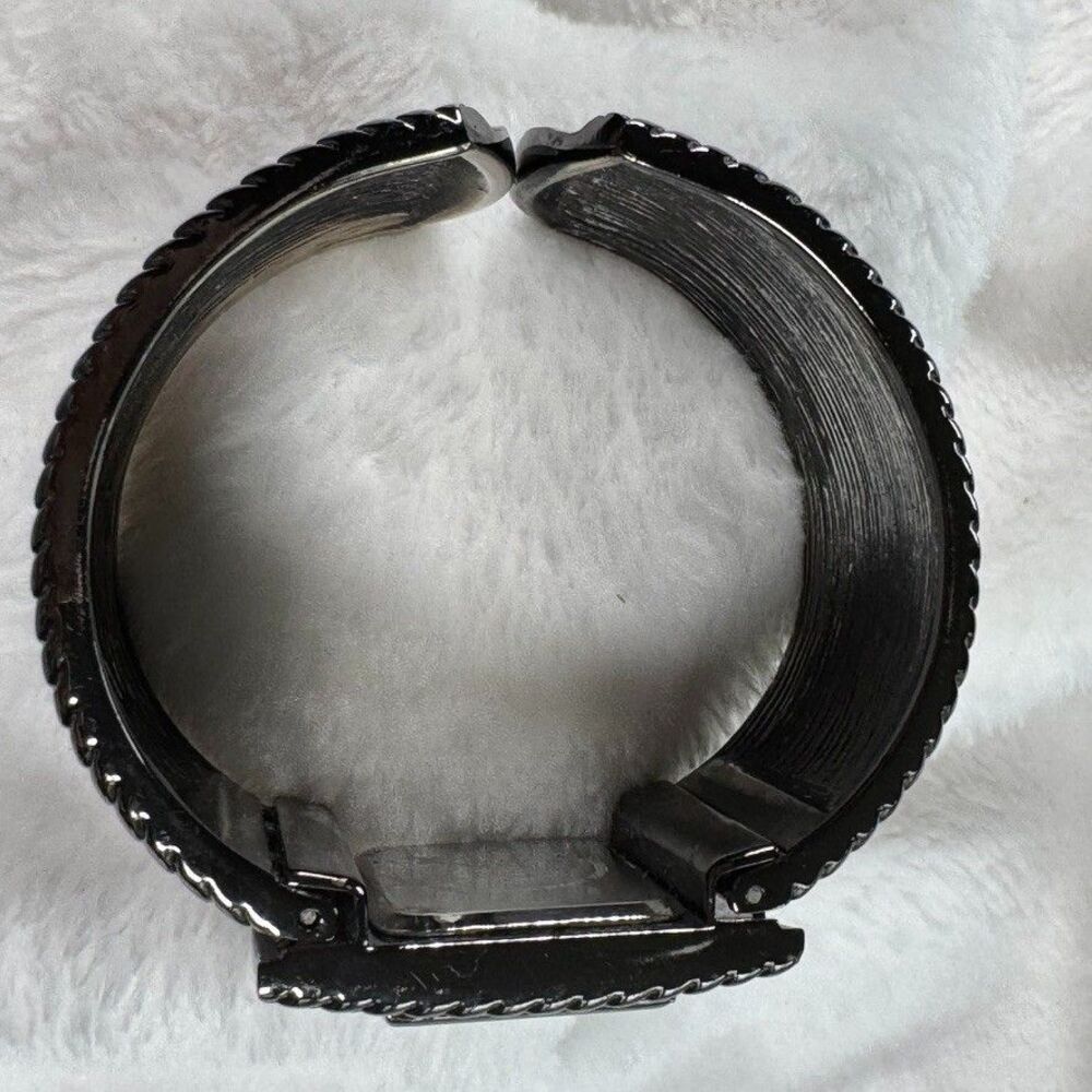 GNW Hammered Cuff Silver Toned Wide Bracelet Watch Y2K Quartz - Picture 13 of 16